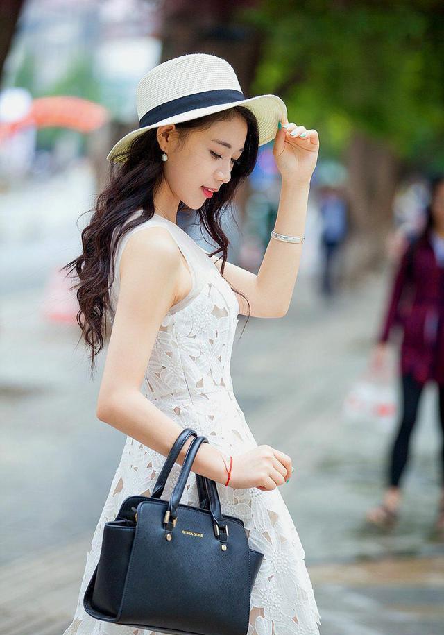 第一次见到这么美丽的脸,秀眉如画,双目晶莹清澈,清丽脱俗