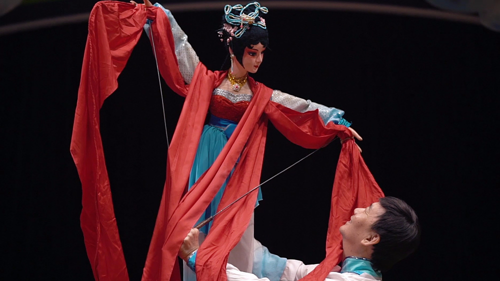 民间木偶戏大师自创十米长绸舞,人偶合一惟妙惟肖,惊艳中外