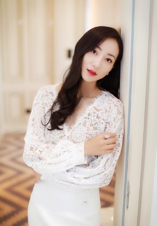 韩雪穿短裙现身,露出的腿竟然那么短,网友:177cm身高假的吧