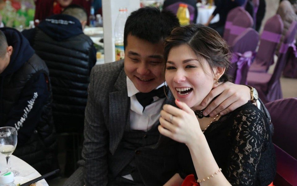 中国男子娶了一个外国女子,结婚的那一刻,母亲的表情尴尬了