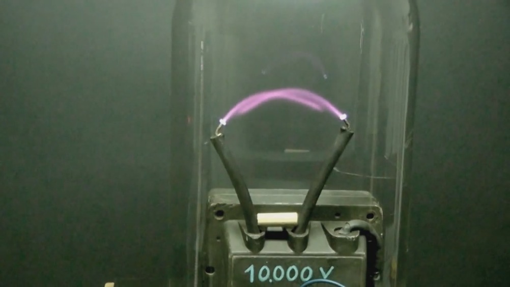 高压电在真空中产生的电弧,与非真空有啥不同?