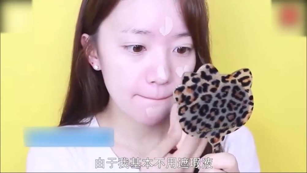 化妆技巧,妆后脸白脖子黑怎么办?这样一招解决