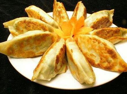 锅贴形态,口感,味道也各有不同,但在锅贴的大家族中,开封锅贴最为出名