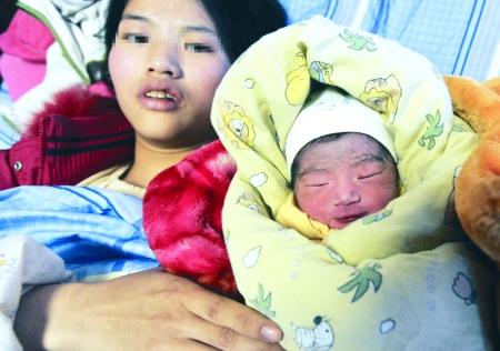 35岁产妇刚顺产下宝宝后突然浑身发冷护士掀开被子吓得腿发软