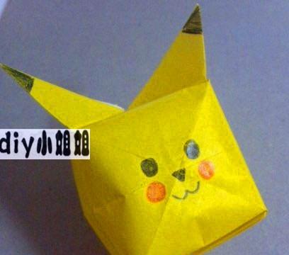 皮卡丘纸气球的折法:步骤1,先找一张黄色的正方形纸,对角线对折,折出