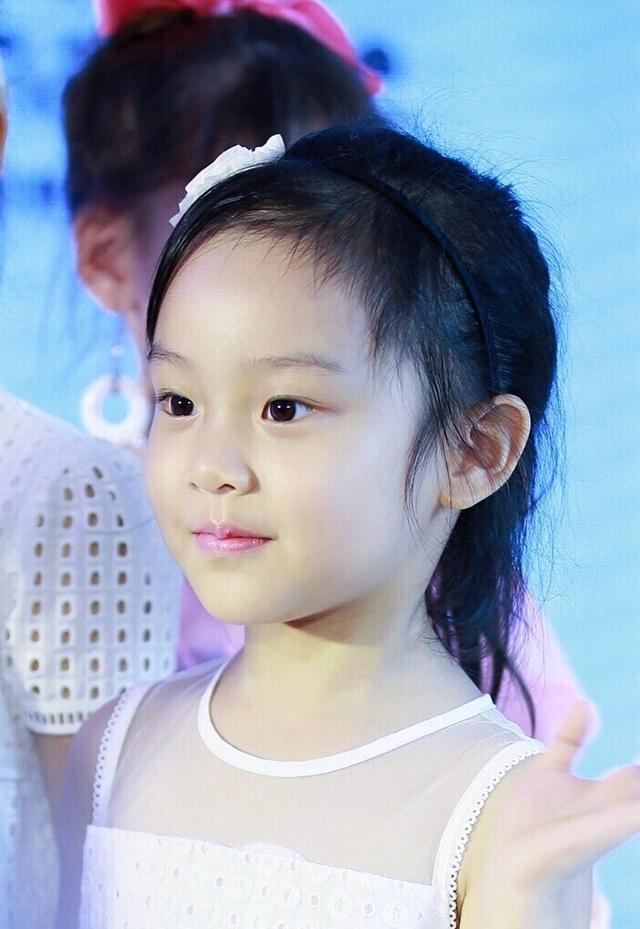 甜馨真会挑着优点长,眼睛像妈妈,鼻子像爸爸,关键是嘴巴|贾乃亮