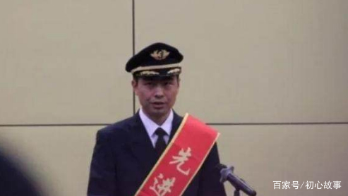 川航3U8633驾驶舱风挡脱落,英雄飞行员拯救了