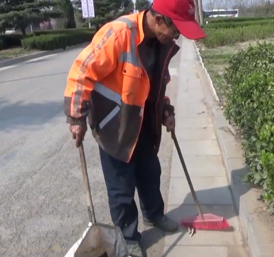 环卫大爷路边啃馒头,称家里有5套房,干这个有他自己的原因