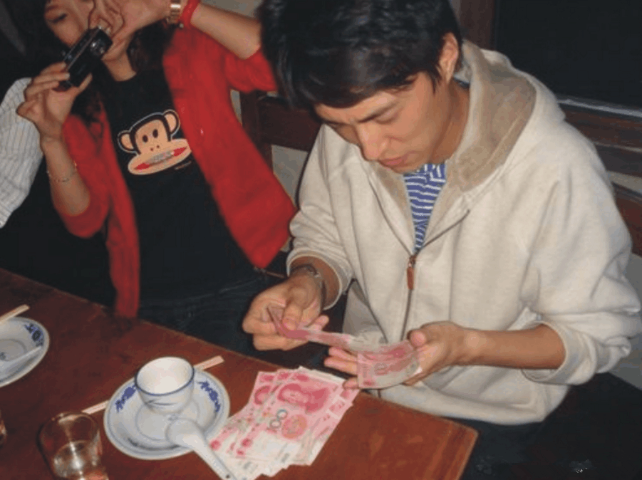 "靳东"学生时期合影坐c位美女围绕, 请客吃饭先掏钱!