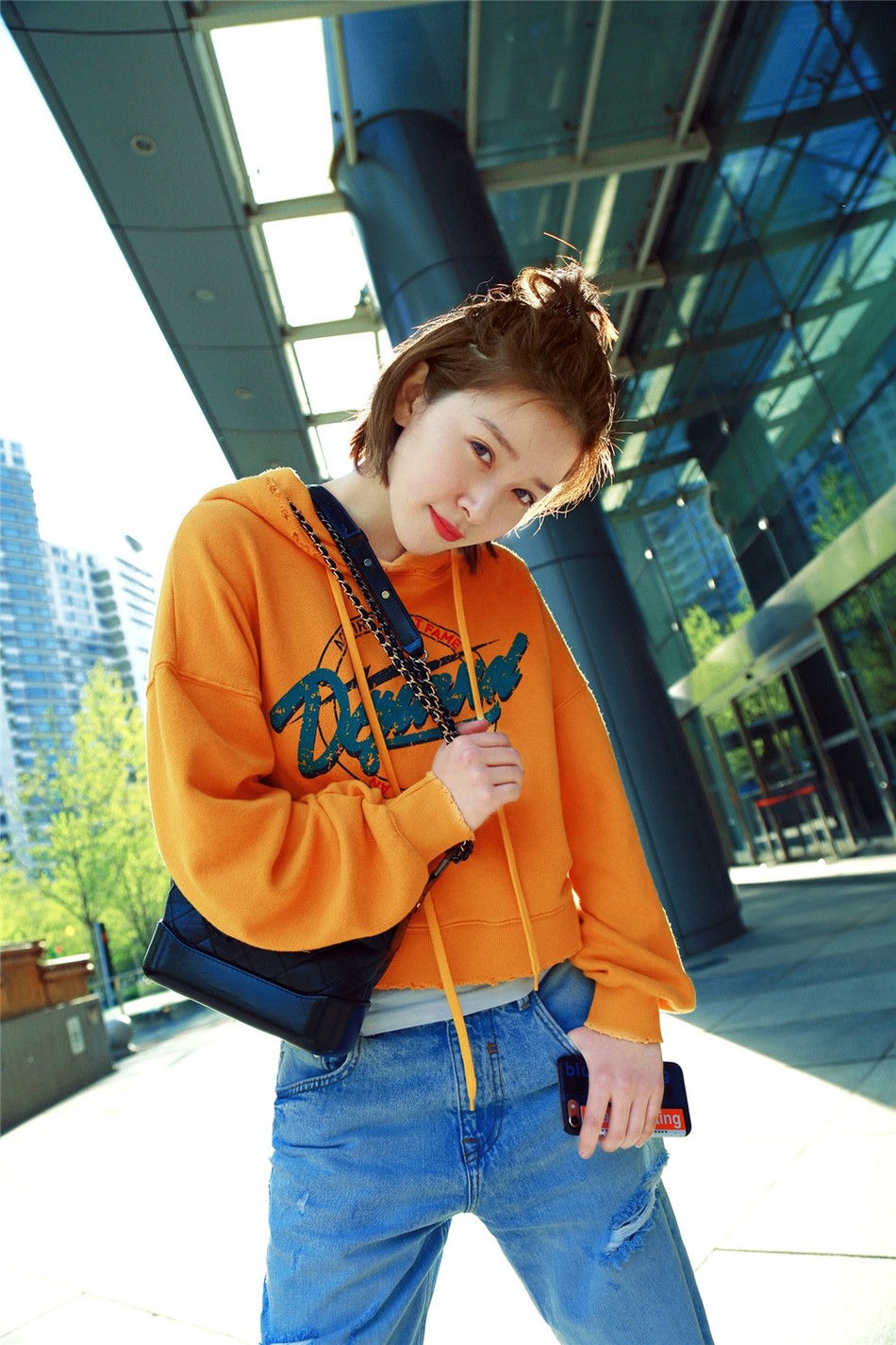 阚清子橙色字母卫衣和破洞牛仔哈伦裤 穿出休闲感
