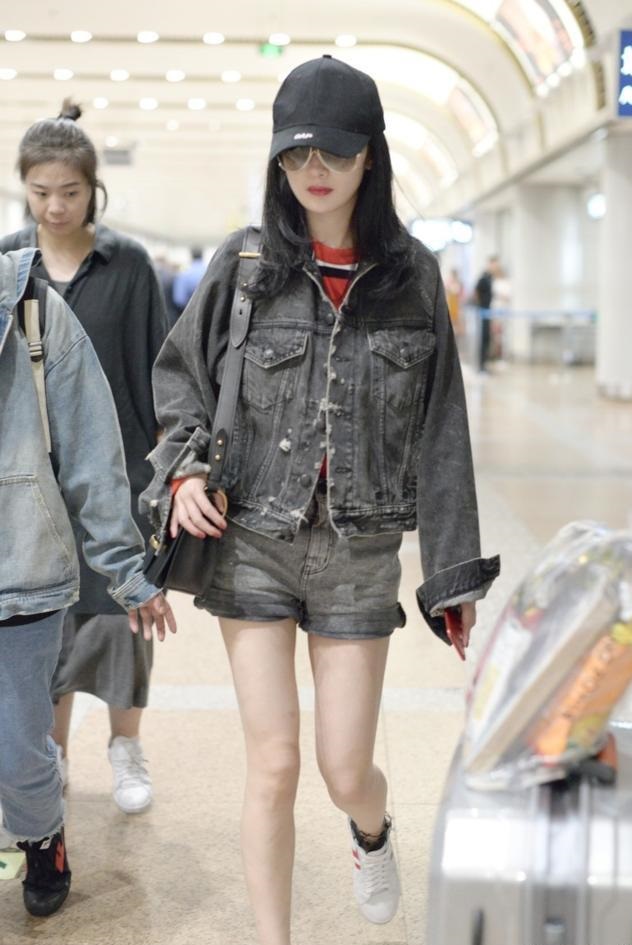 杨幂一身牛仔潮装现身机场,网友:行走的时尚教科书