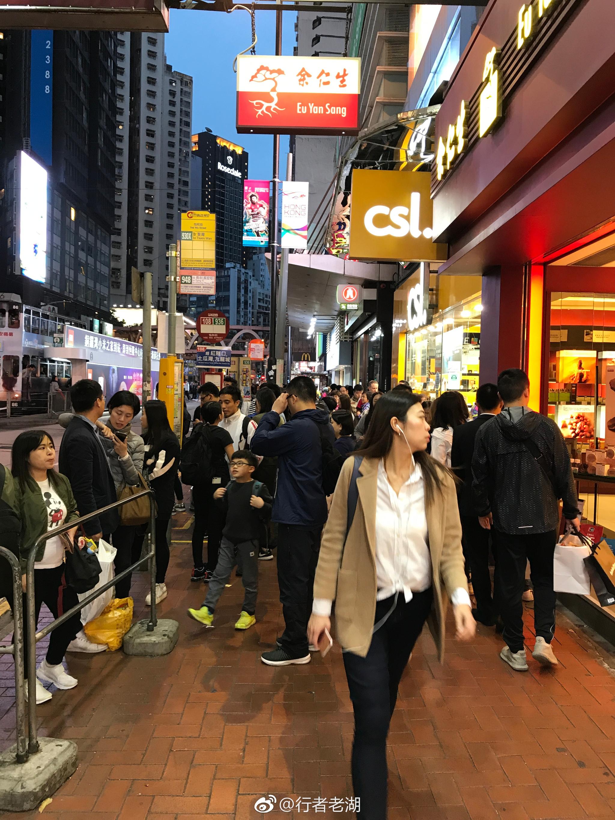 入夜,周末的香港铜锣湾,人来人往,"花枝招展"的外国人