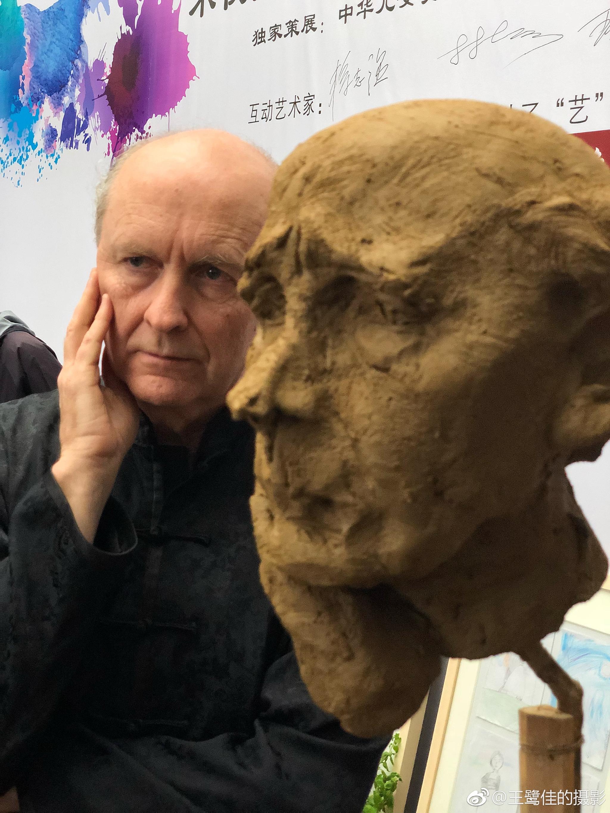 著名雕塑艺术家蒋志强,林春等多位艺术家当场表演技艺,令观众身临其境