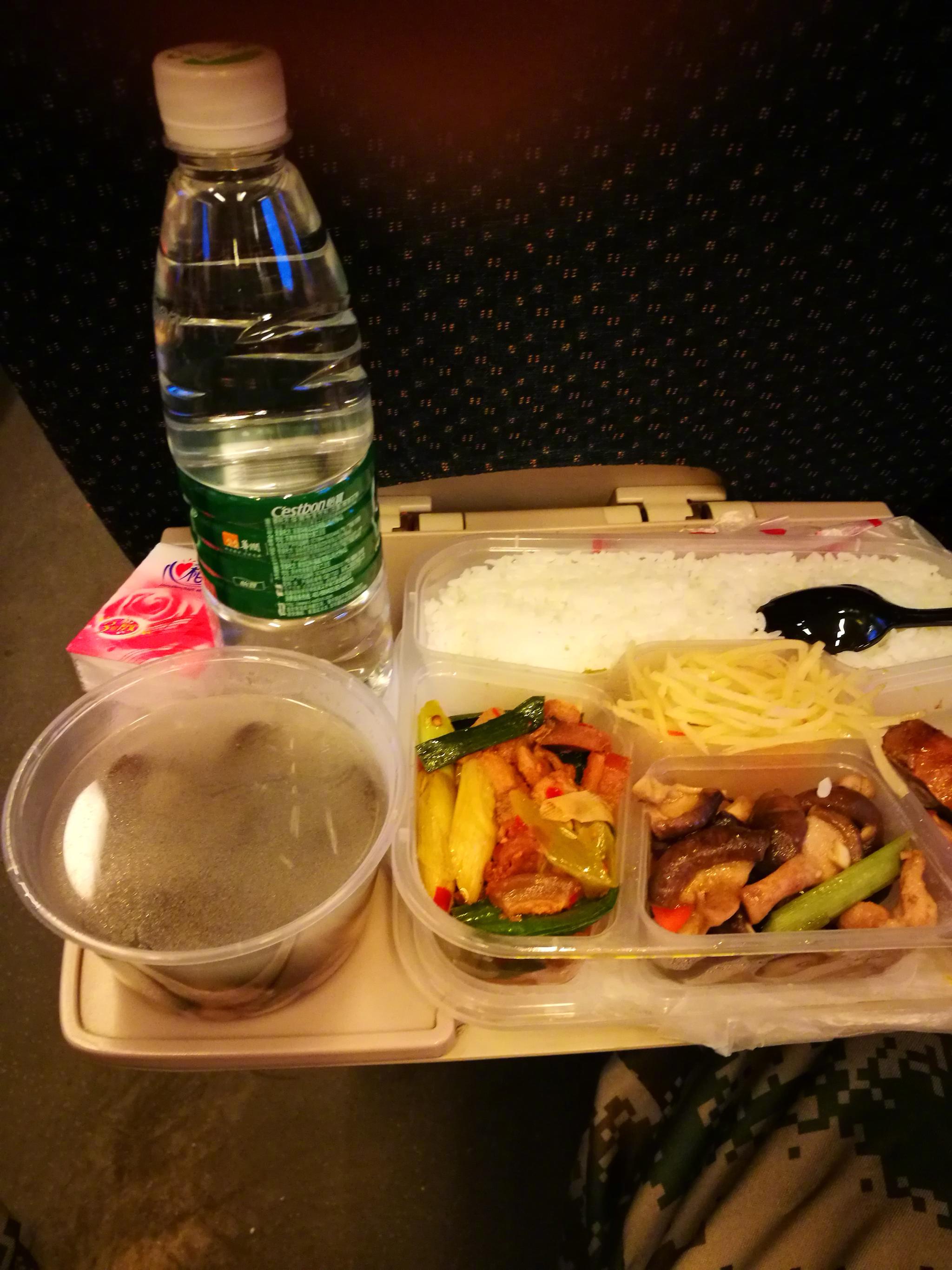 体验到著名的高铁盒饭
