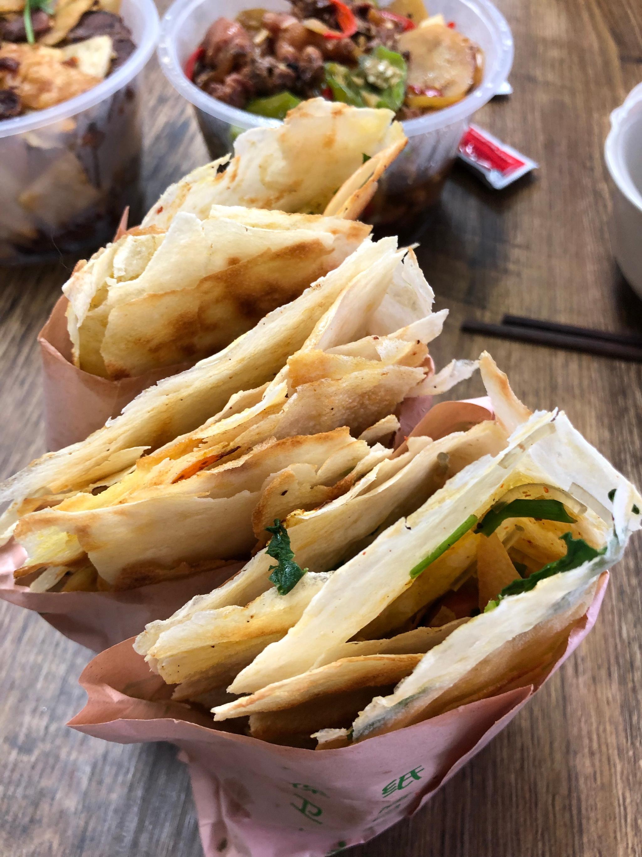 楼下枣庄辣子鸡上了脆皮菜煎饼点了几个跟办公室小伙伴一起尝尝
