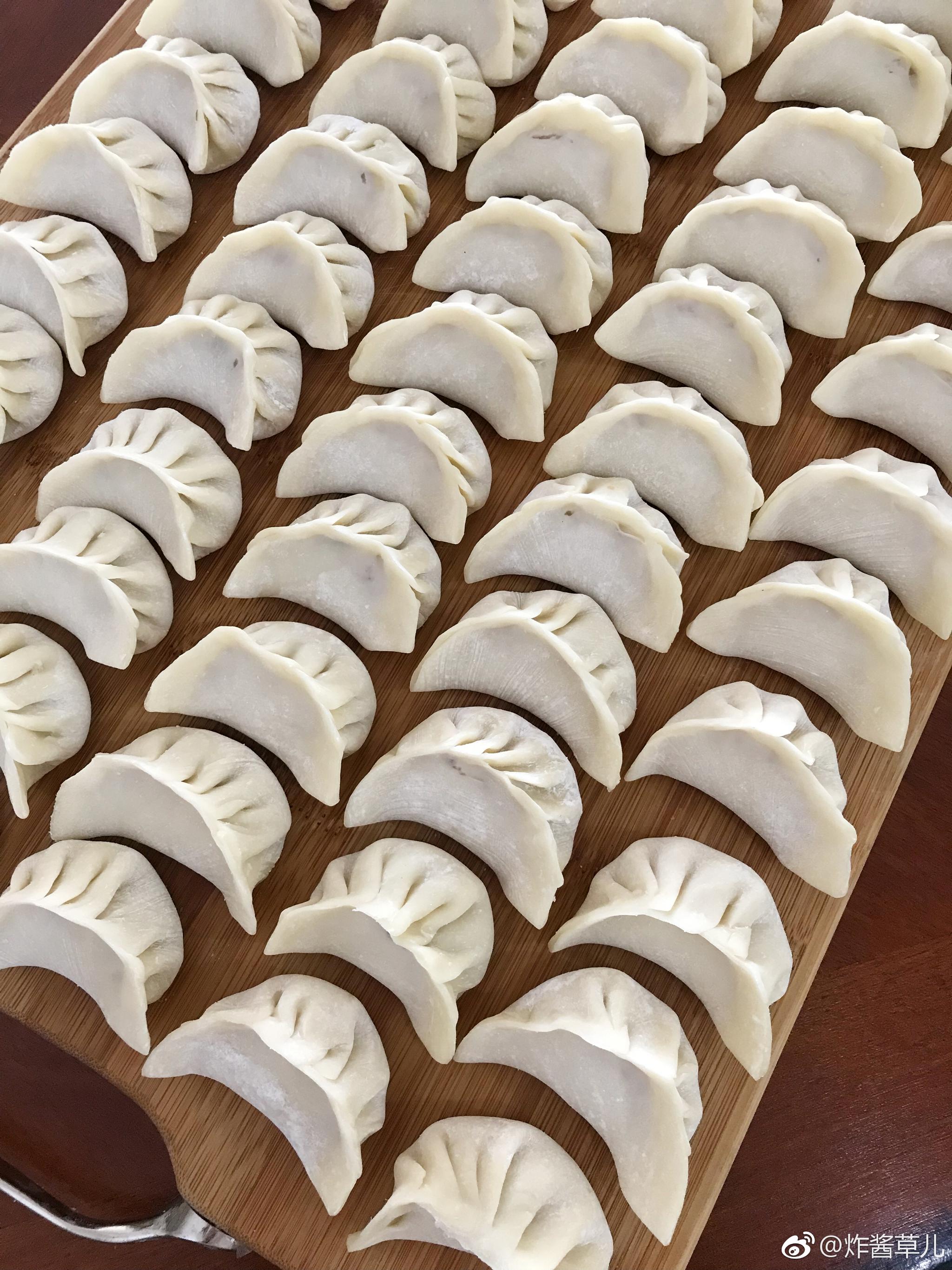 中午用莲藕和肉一起调馅包的饺子,第一天给初中生做饭