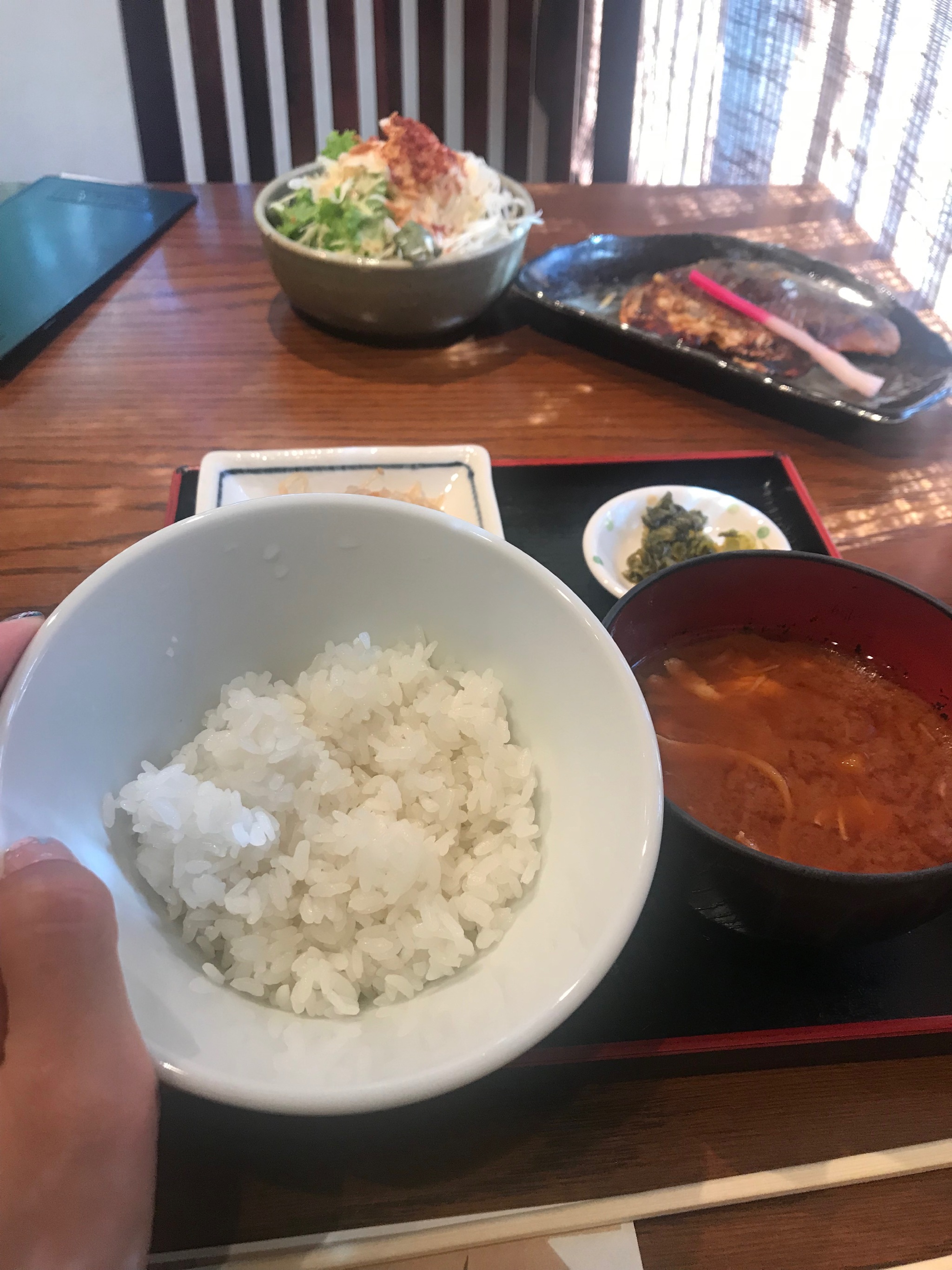 今天中午去家楼下的小饭馆吃饭,套餐的米饭只有一丢丢