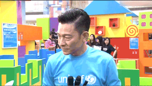 华仔蜜汁大笑说最后,对于51岁黎明即将升做爸爸,刘德华也替他高兴,还