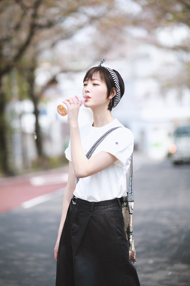何杜娟暖春漫步东京 文艺清新示范春日chic穿搭
