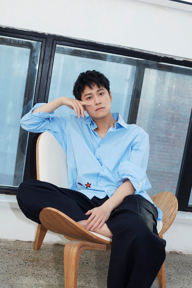 清爽撩人秦俊杰夏日写真演绎慵懒居家风