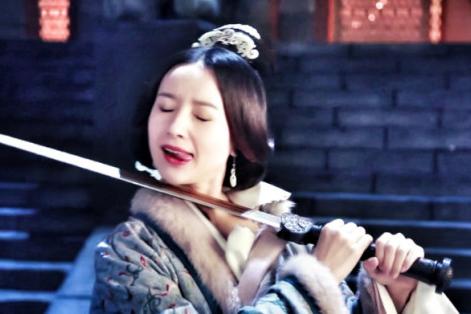 花絮中双手拿剑做出自刎姿势,同时模仿儿子顶顶吐舌卖萌的董洁,小表情