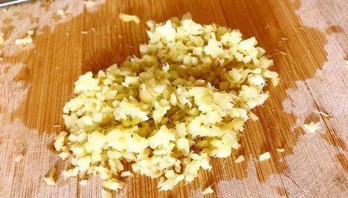 炒姜末敷脚底治宝宝感冒鼻塞要敷对了才有效