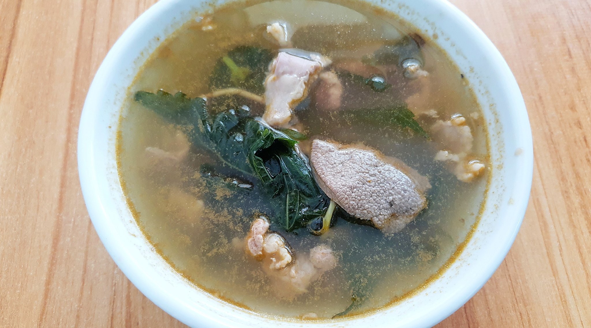 梅州大埔的青草药煮汤非常特别,今天吃溪黄草猪杂汤.中医认为