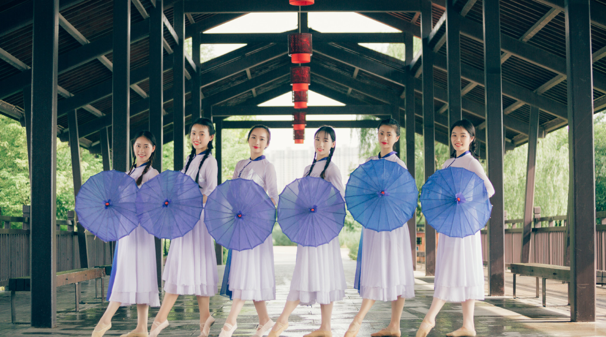 古典伞舞《蓝色降落伞》,且看青涩年华的懵懂情怀