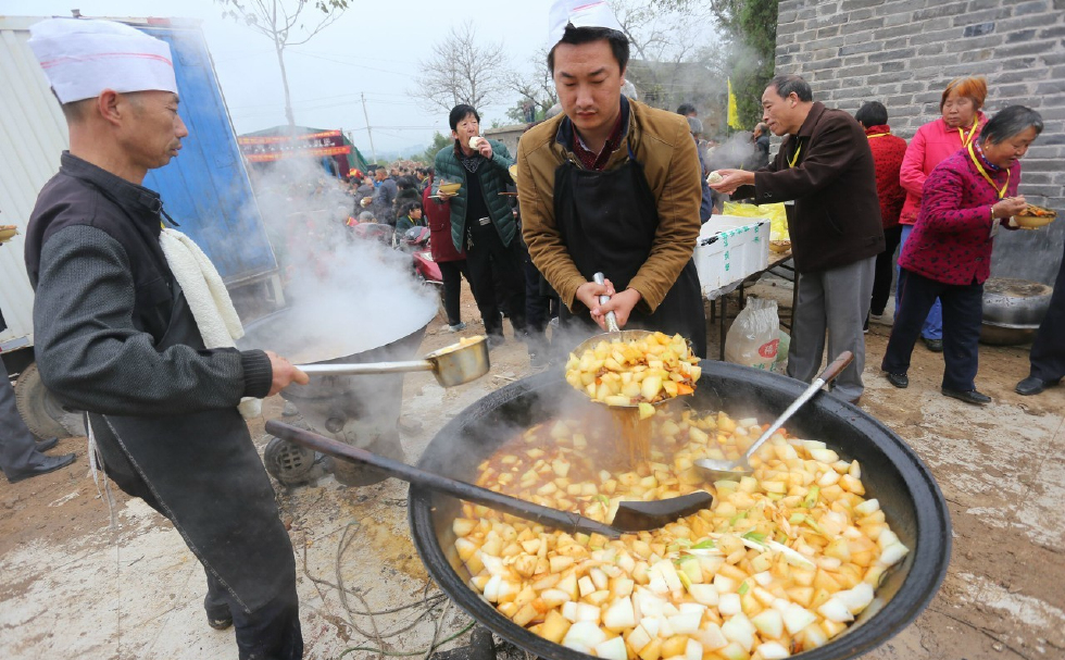 农村人办喜事吃大锅菜场面热闹别样的美味