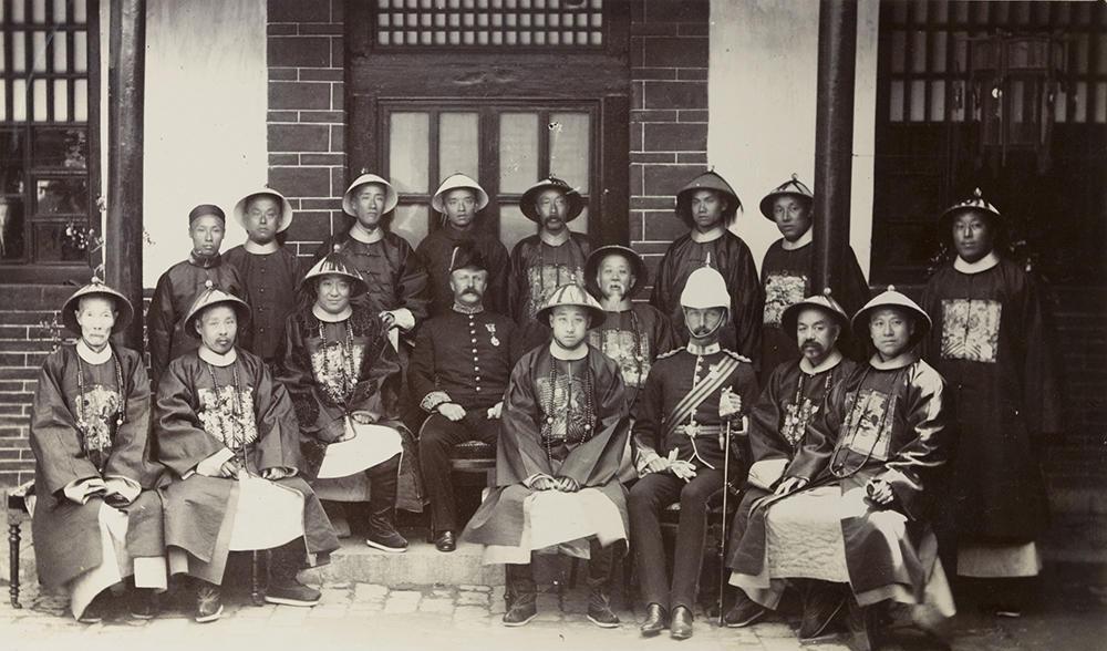 英国殖民者给孔子送了一份神秘礼物, 清朝官员磕头谢恩