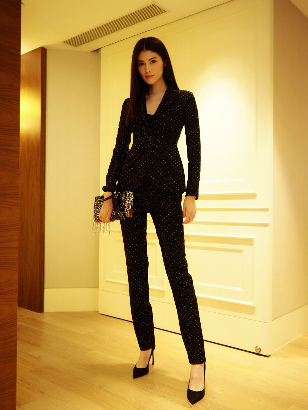 尴尬了何穗一身名牌输给了郑秀妍啥都没穿网友韩星就是抗冻