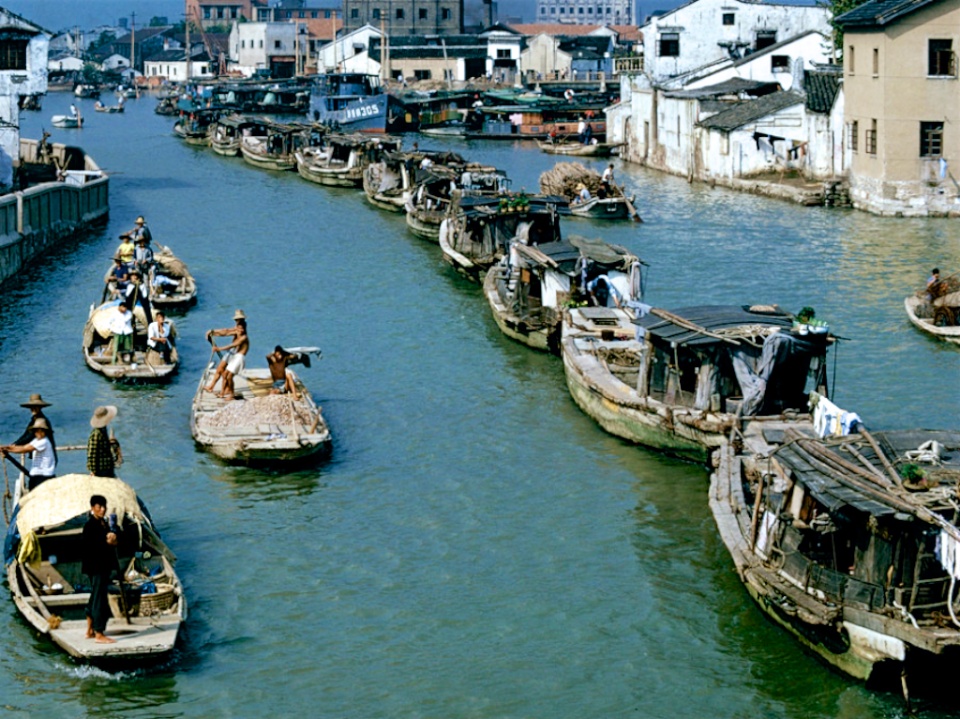 有时也泛指吴淞江全段苏州河沿岸是上海最初形成发展的中心,催生
