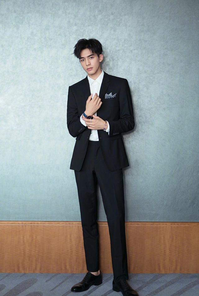 宋威龙19岁生日,牛仔套装展型男气质,网友:想要同款腰带