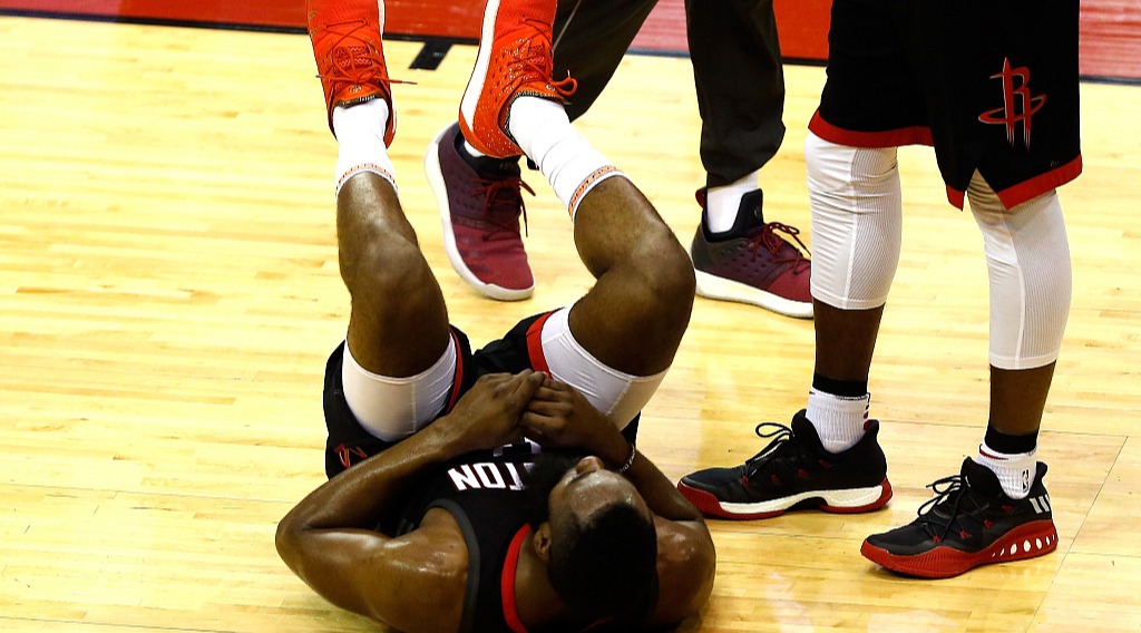 一球看西决有多么激烈!到底有几个人倒地?可怜的伊戈达拉