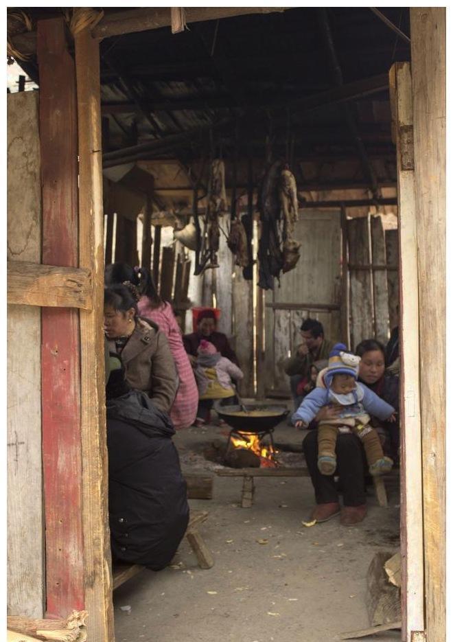 农村人过冬, 一群人围着火炉烤火做美食, 这感觉好舒服