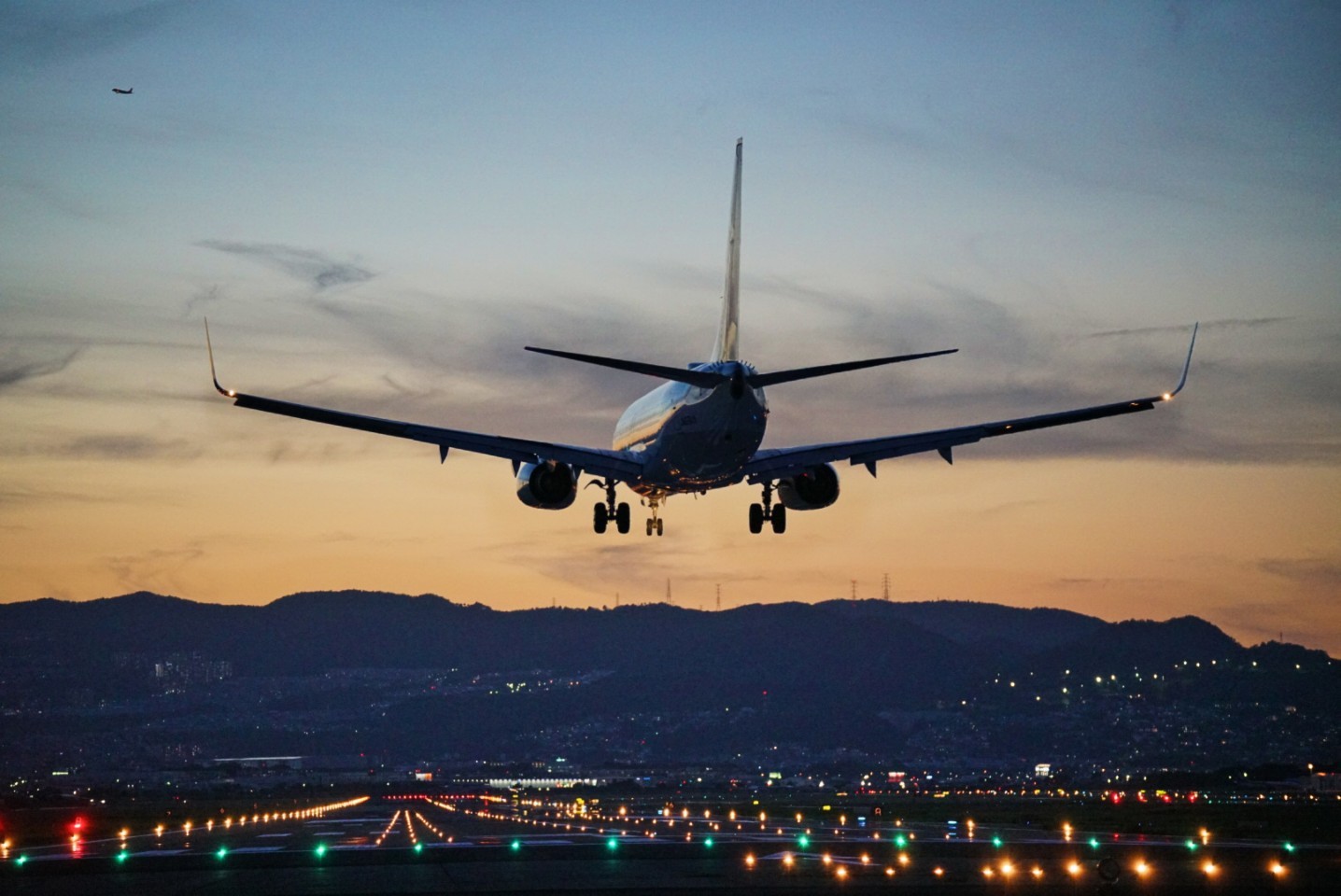 在伊丹机场外面的小土坡拍飞机.我觉得100-400是需要的