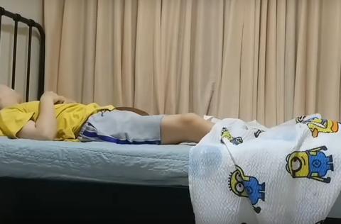 小狗看到女孩将要掉到床下