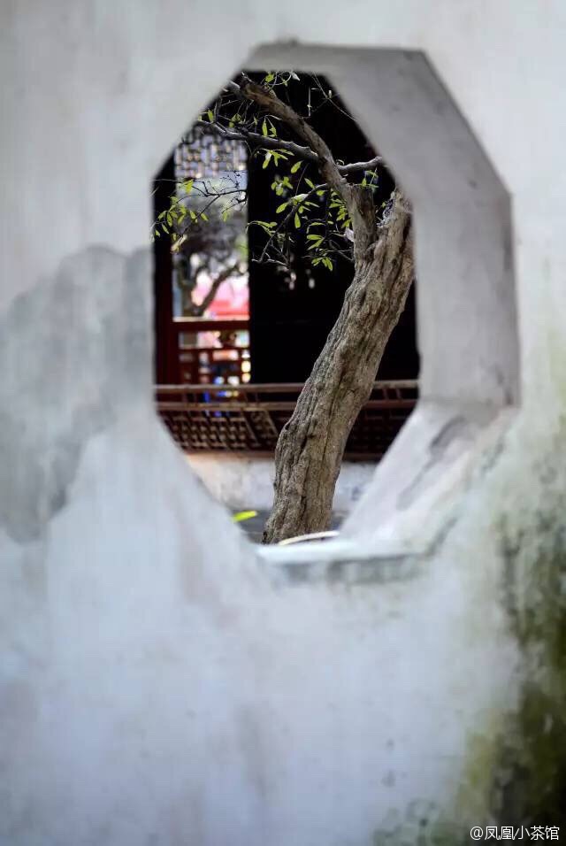 《园冶》中,提出『取景在借』借法多样:远,邻,仰,俯,对于凭窗借景,他