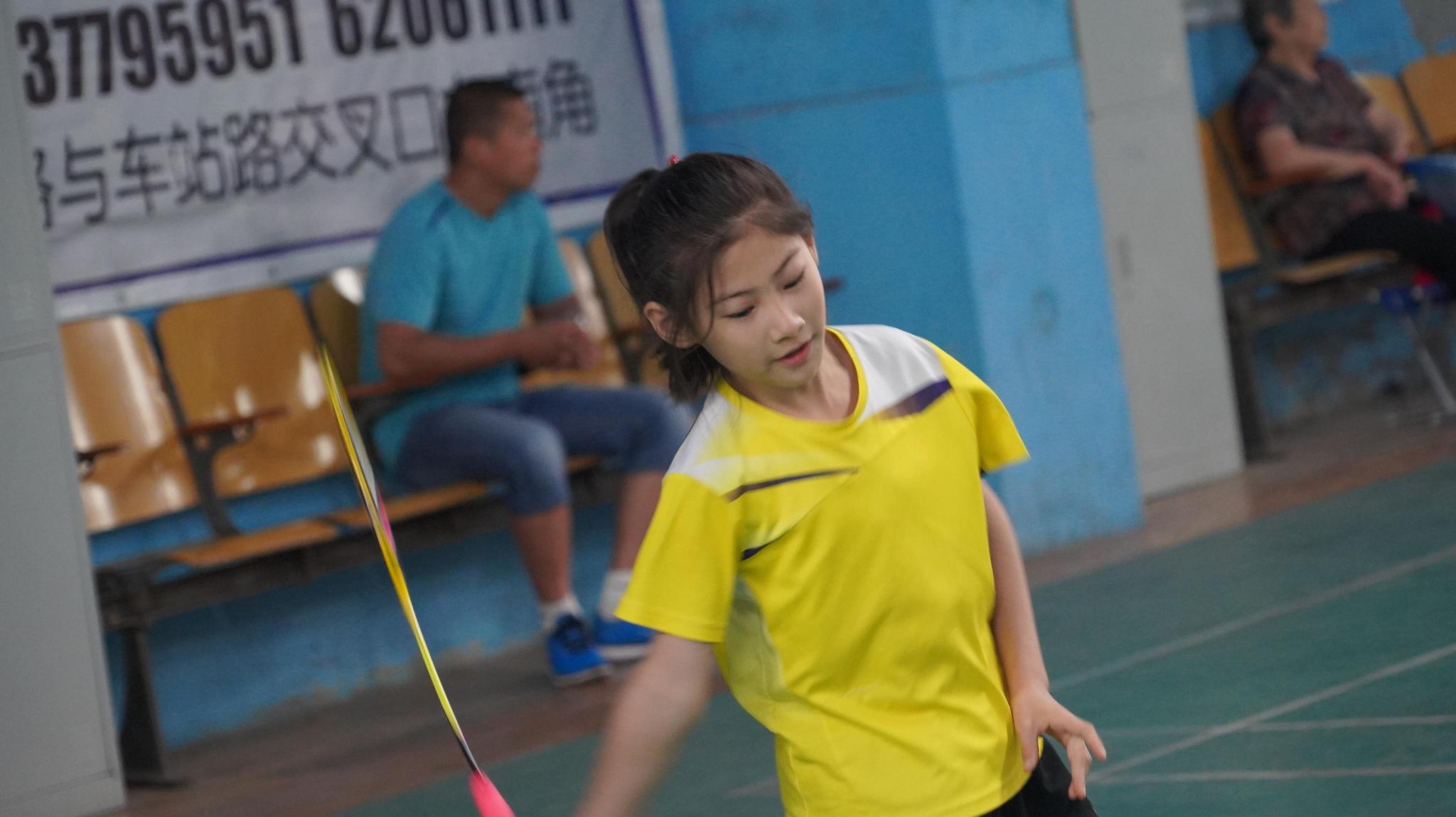 羽毛球赛场上的小小"张柏芝"