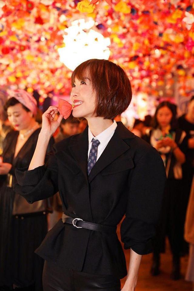 鲁豫换了新发型,使得网友直呼:太减龄了!整个人气质都变了!