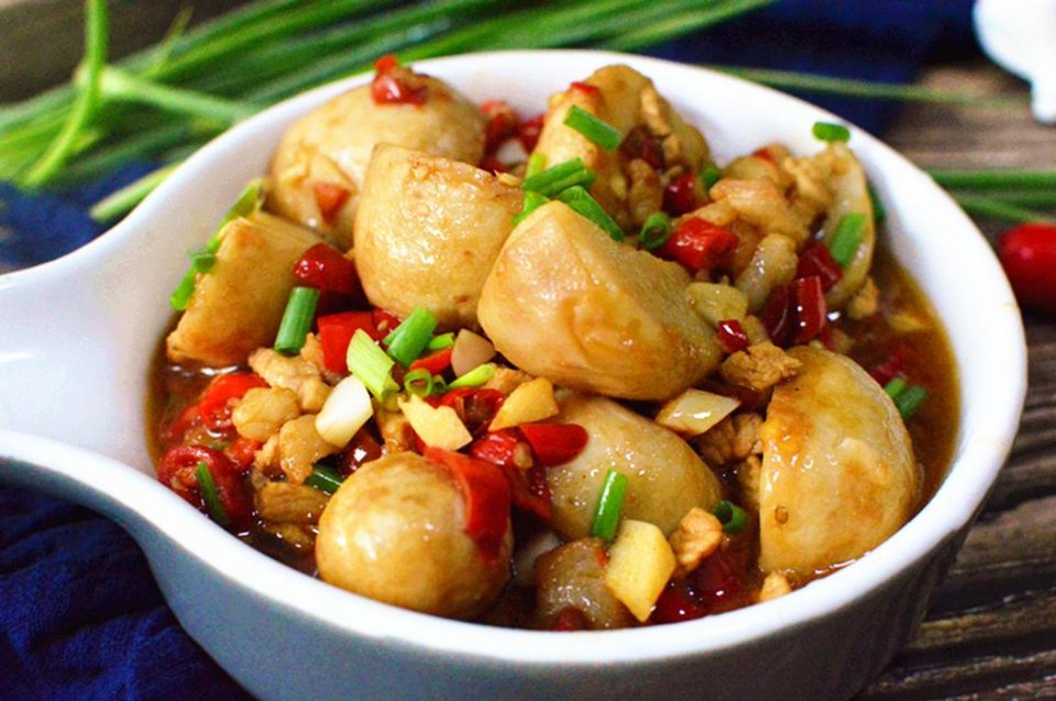 教你一道红烧芋头,色香味俱全,做法很简单,朋友吃了都说好