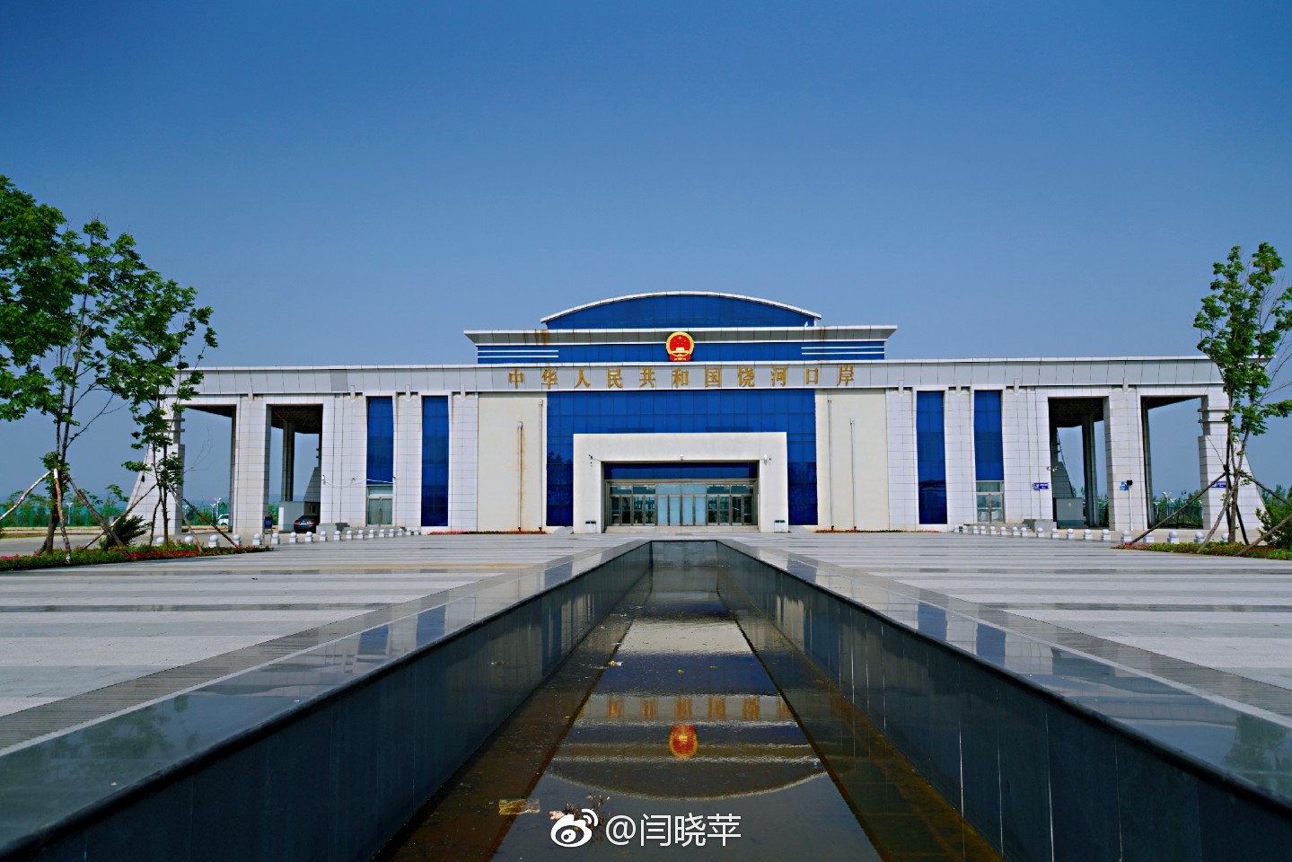 从黑龙江饶河口岸乘坐摆渡船经过乌苏里江到达俄罗斯哈巴罗夫斯克边疆