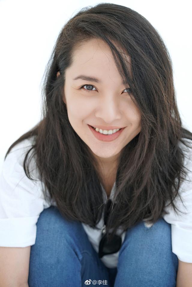 把李佳宠成公主,这5个动作表明一切|靳东|李佳|妻子_新浪新闻