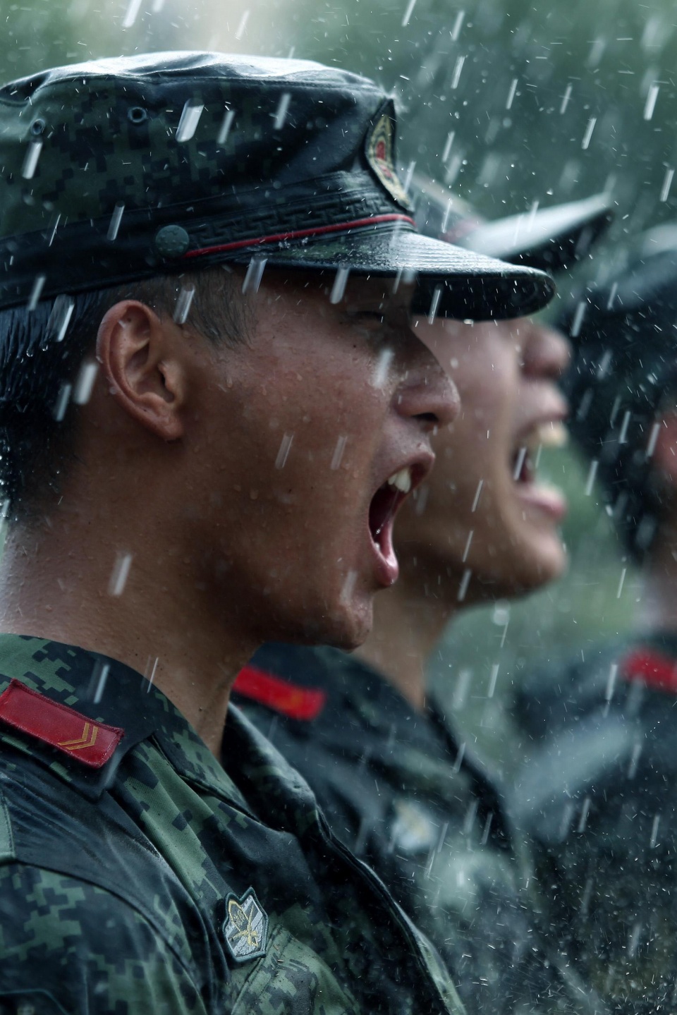 直击兵哥哥沙场练兵:一天换3次衣 吃饭拿不稳筷子