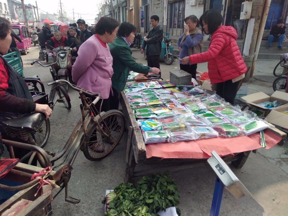 山东宁阳泗店赶集,乍暖还寒时候,农村老人也出来赶集热闹一下