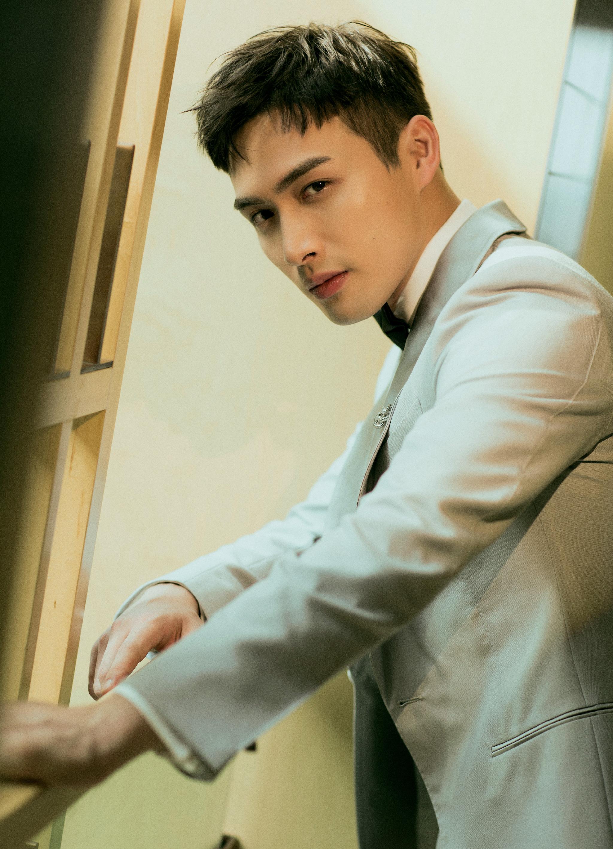 一身浅灰色西服套装出席优酷,清爽帅气