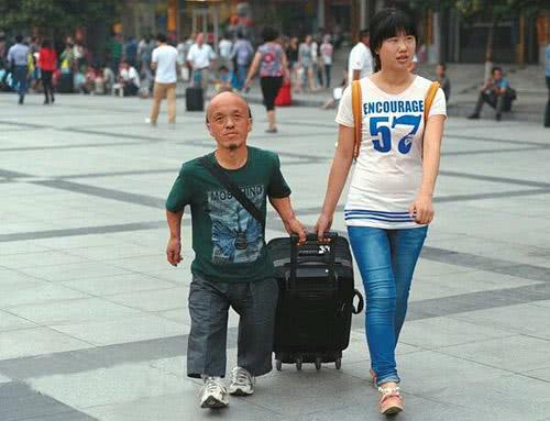 身高只有一米二的老爸送女儿去上大学