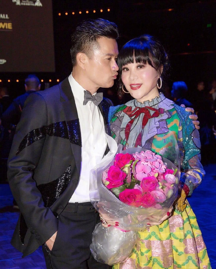 他是不老男神,第三任妻子是亿万富婆,儿子的容貌却一言难尽