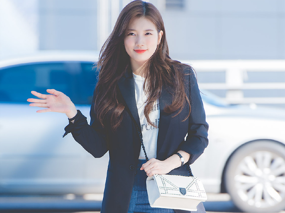 国民初恋的裴秀智黑色西装外套搭配牛仔短裙现身机场 特别凉爽