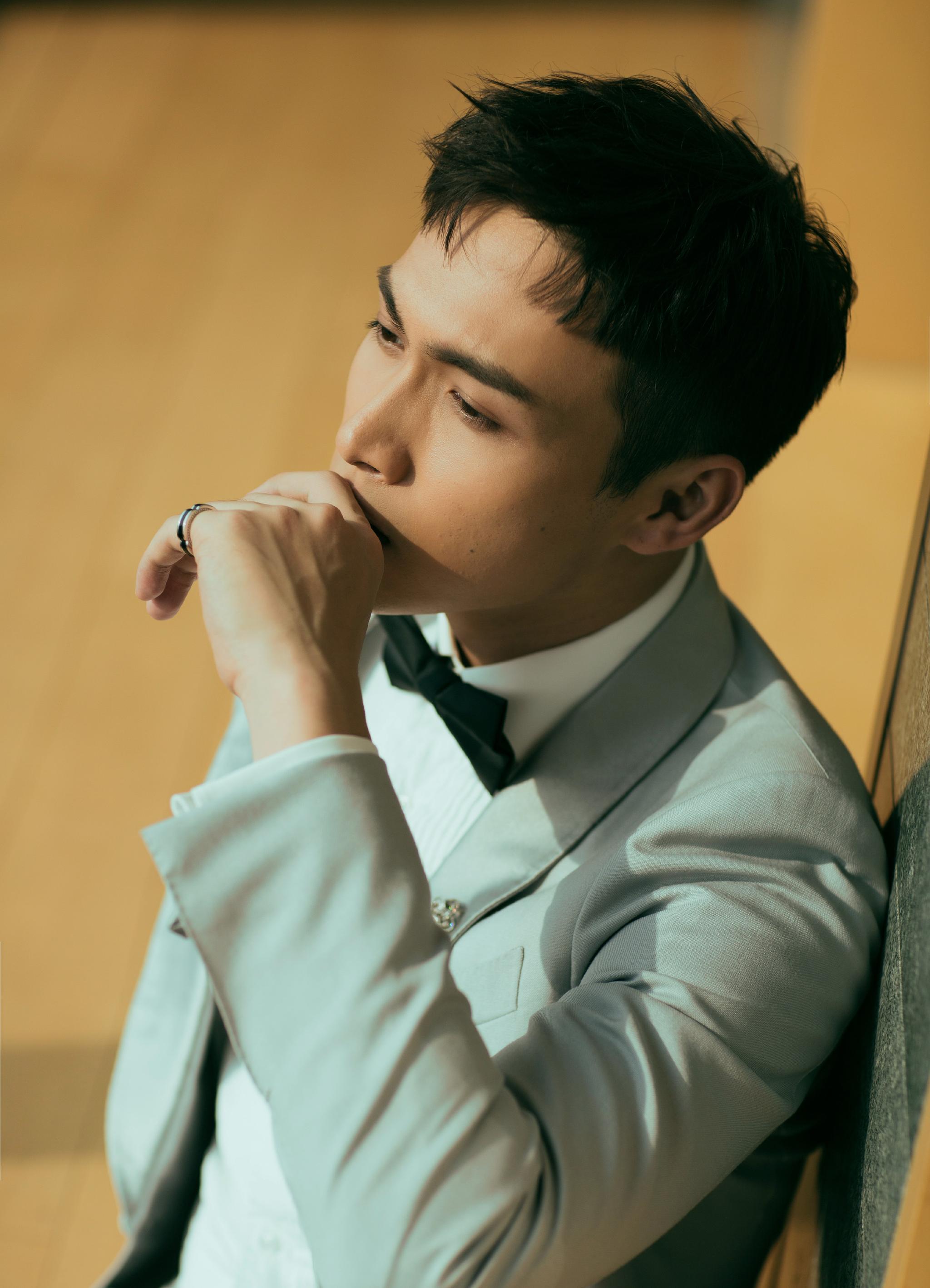 一身浅灰色西服套装出席优酷,清爽帅气|浅灰色|西服|张彬彬_新浪新闻